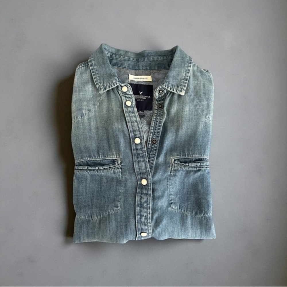 AMERICAN EAGLE OUTFITTERS WOMENS  DENIM BUTTON DOWN SHIRT
